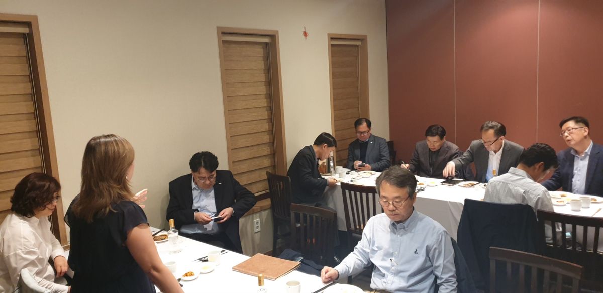 2019년 4월 이사회에 참석한 이사들