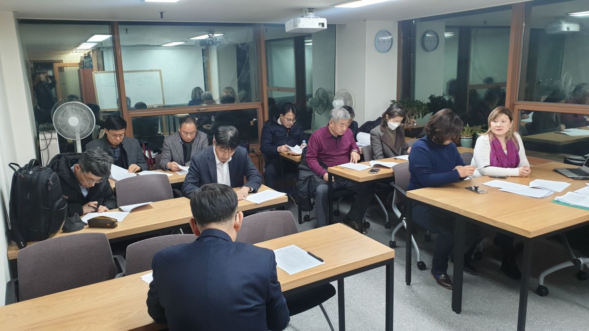 제2기 임시총회에서 회의 자료를 검토하는 회원들